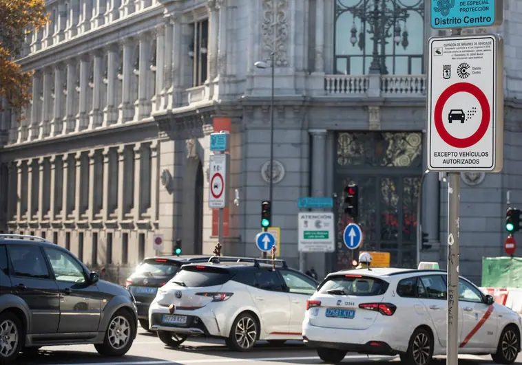 Caen un 17% los accesos de coches con etiqueta B al centro de Madrid pese a la moratoria