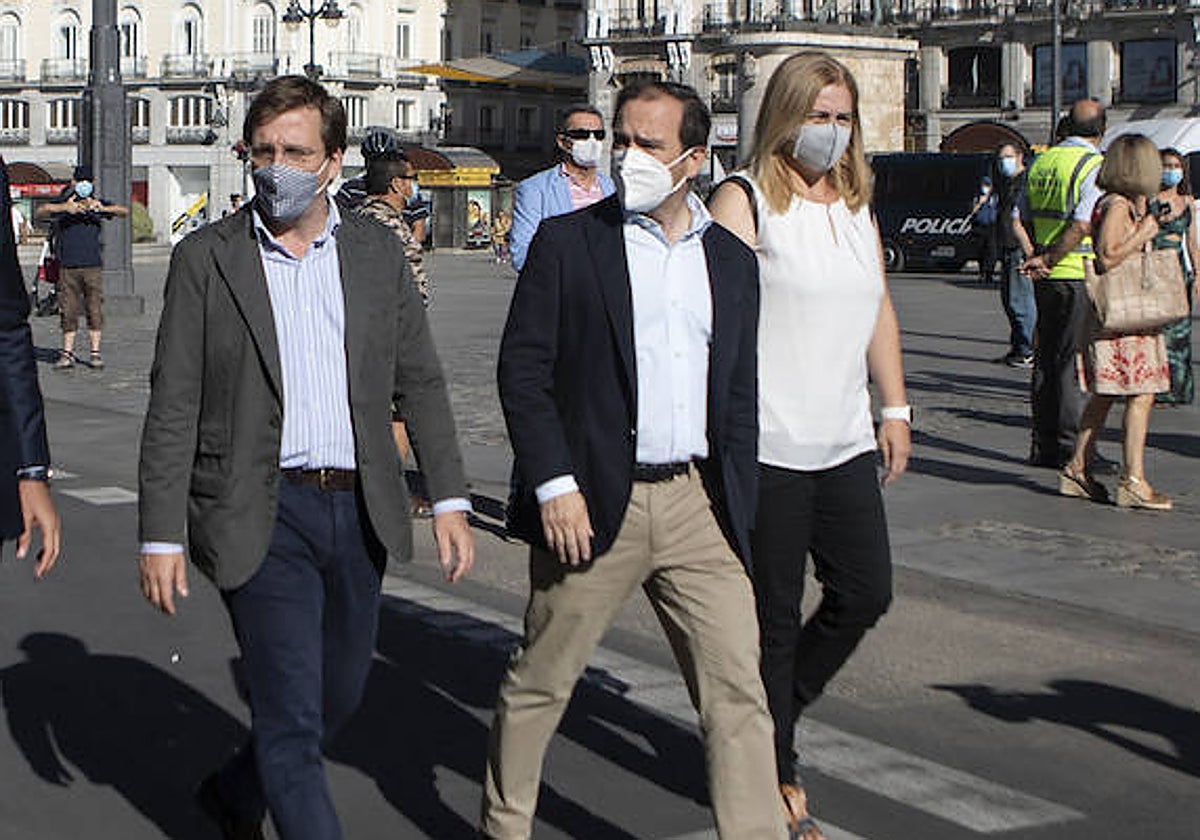 El alcalde madrileño, José Luis Martínez-Almeida, junto a Borja Carabante e Inmaculada Sanz