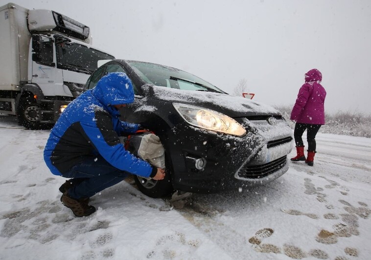La nieve corta dos carreteras en Burgos y condiciona el tráfico en  León y Palencia