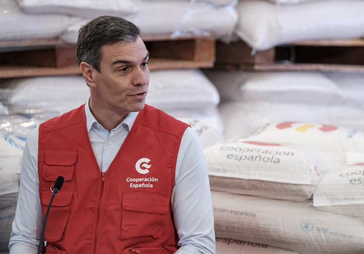 El presidente del Gobierno, Pedro Sánchez, en su visita a la base del WFP de Las Palmas