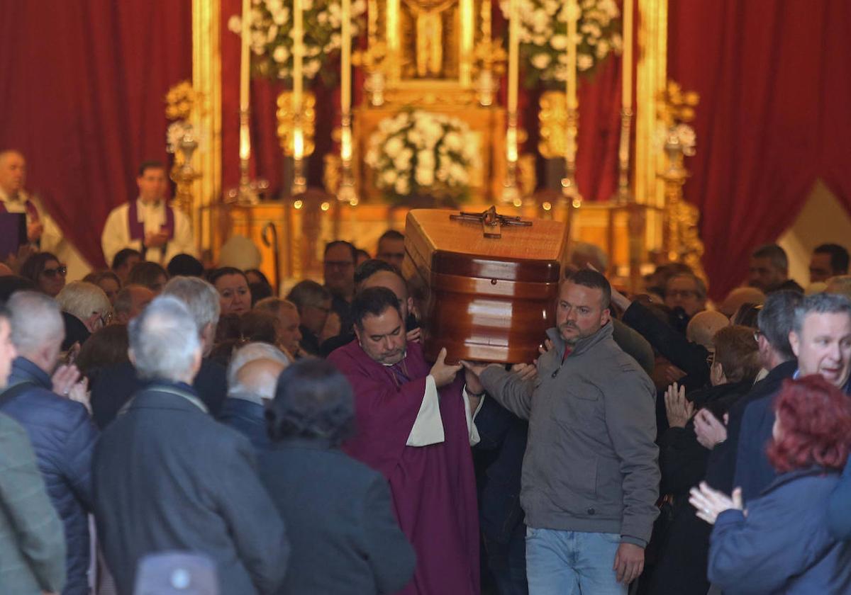 Una multitud rodea el féretro de Diego Valencia
