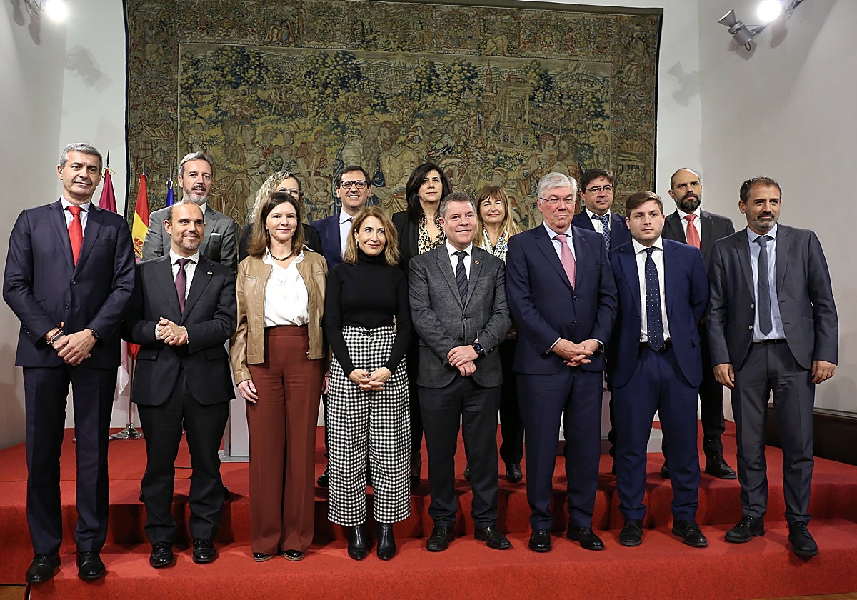 Page y la ministra acompañados de alcaldes de los dos corredores tras la firma del convenio