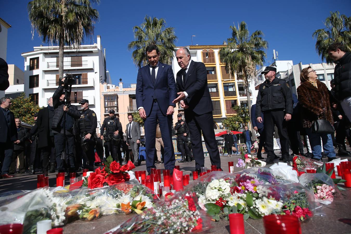El féretro del sacristán Diego Valencia sale a hombros de la Iglesia de La Palma, tras la misa funeral