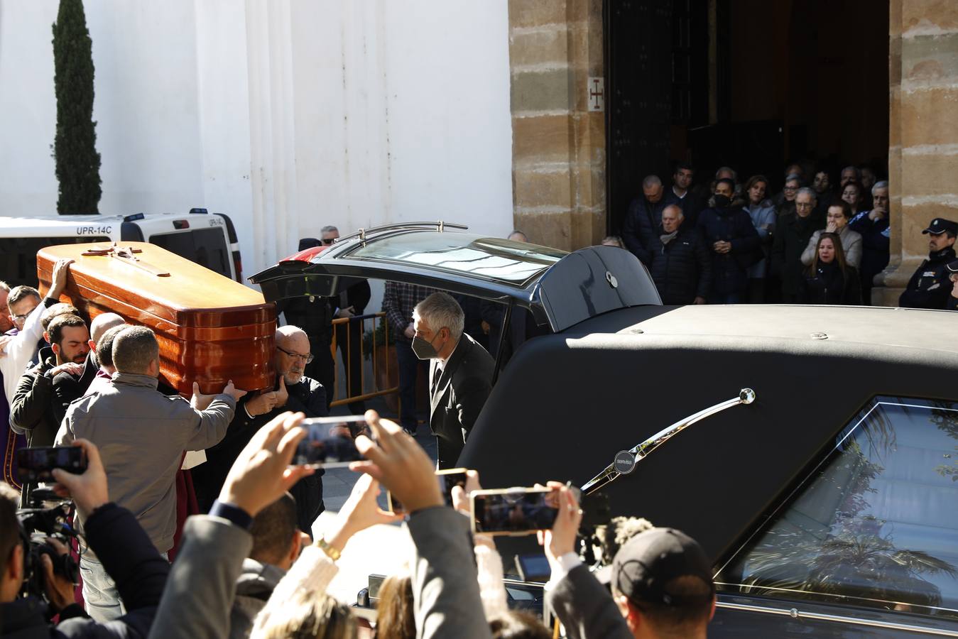El féretro del sacristán Diego Valencia sale a hombros de la Iglesia de La Palma, tras la misa funeral