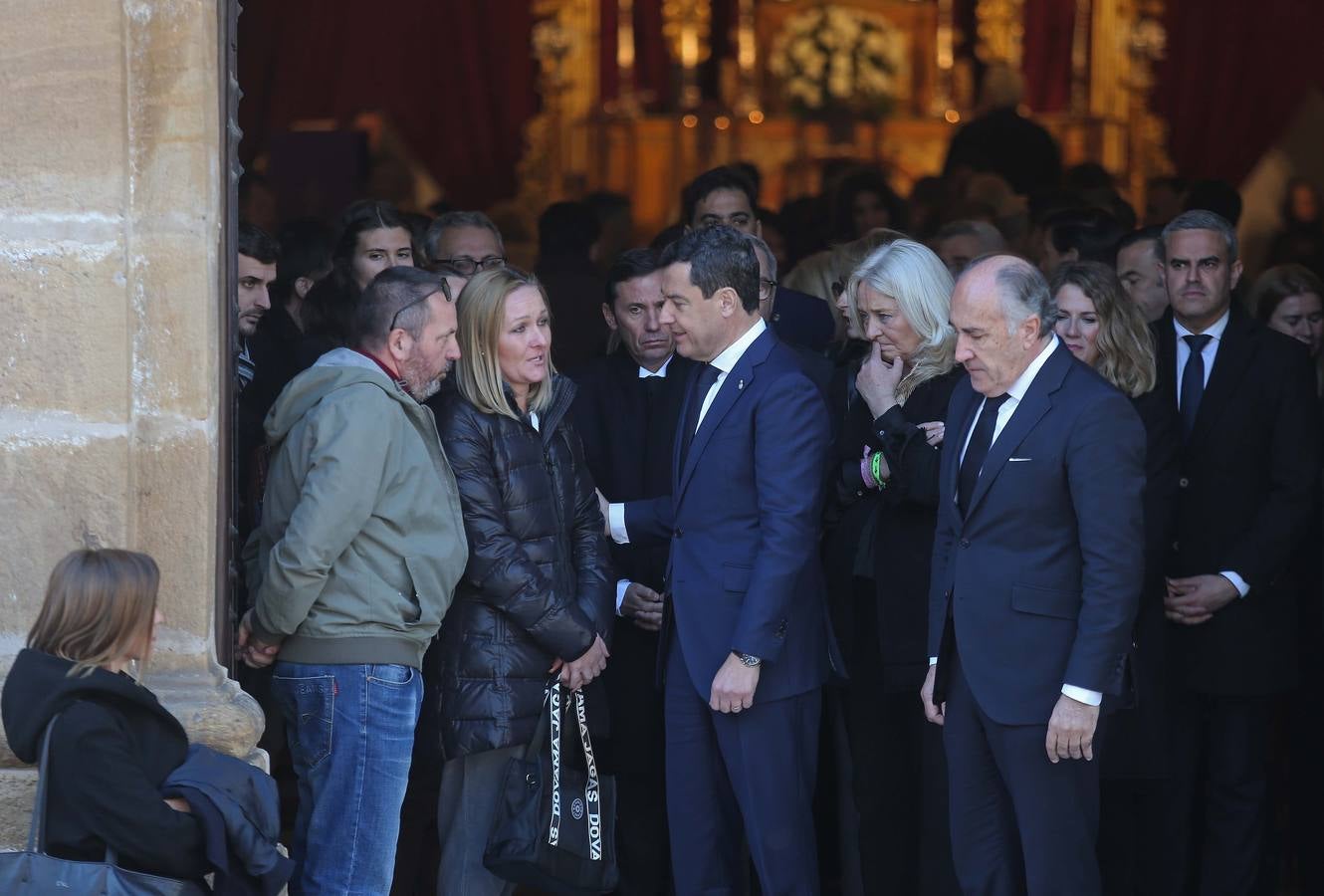 El féretro del sacristán Diego Valencia sale a hombros de la Iglesia de La Palma, tras la misa funeral