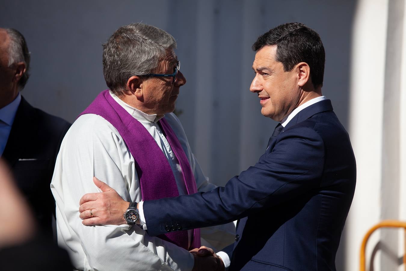 El féretro del sacristán Diego Valencia sale a hombros de la Iglesia de La Palma, tras la misa funeral