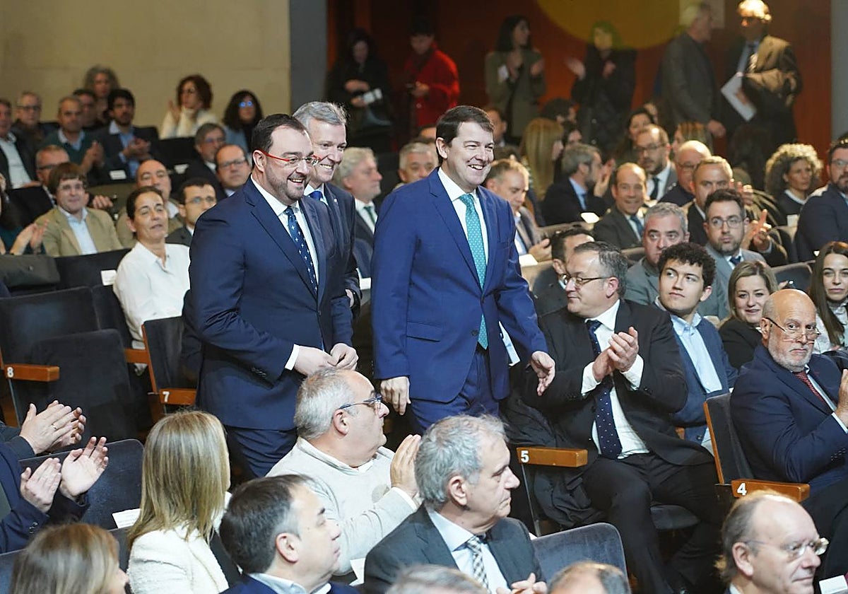 Fernández Mañueco, junto a sus homólogos del Principado de Asturias, Adrián Barbón, y de la Xunta de Galicia, Alfonso Rueda