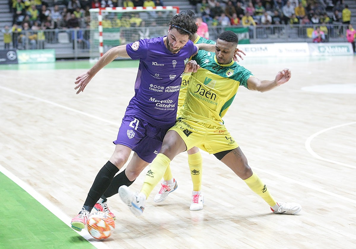Zequi lucha por el balón con un rival del Jaén Paraíso Interior