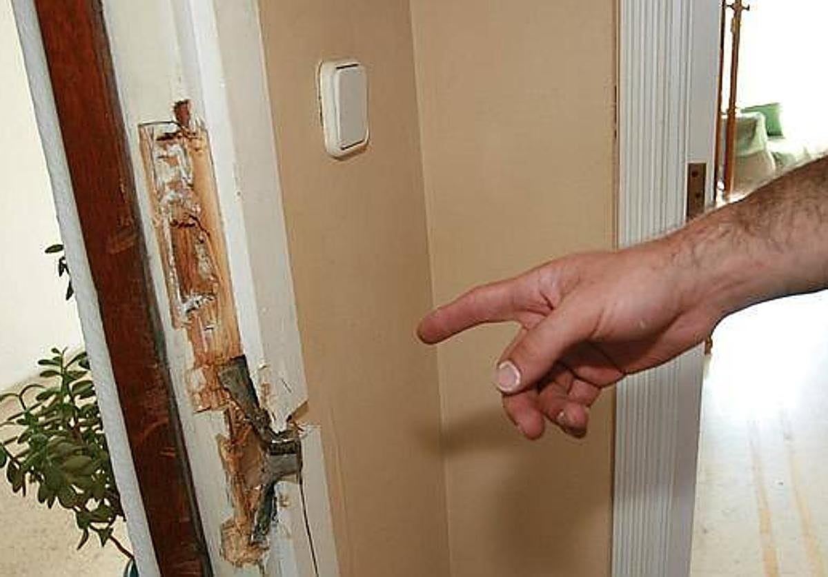 Cerradura forzada en el robo de una vivienda en una imagen de archivo