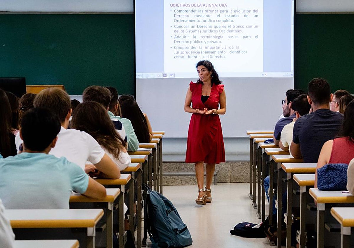 Una docente imparte clases en la universidad