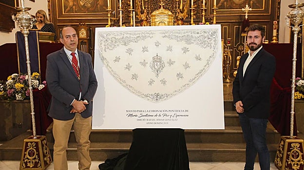 El hermano mayor, Enrique Aguilar, y Rafael Jódar, junto al boceto del diseño del manto, en 2019