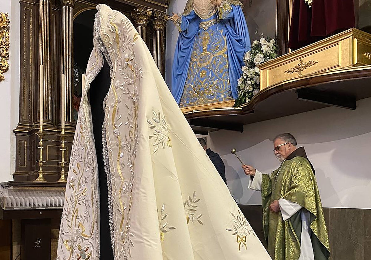 Fray Francisco Martínez bendice el nuevo manto de vistas, este domingo