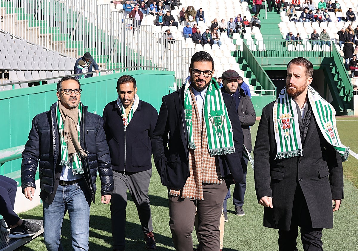 Abdulla Al-Zain y Mohammed Al-Nusuf sobre el césped de El Arcángel