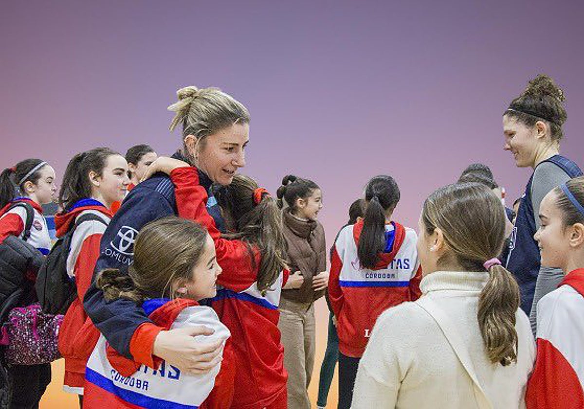 Las jugadores del Milar Córdoba festejan con las categorías infantiles el triunfo