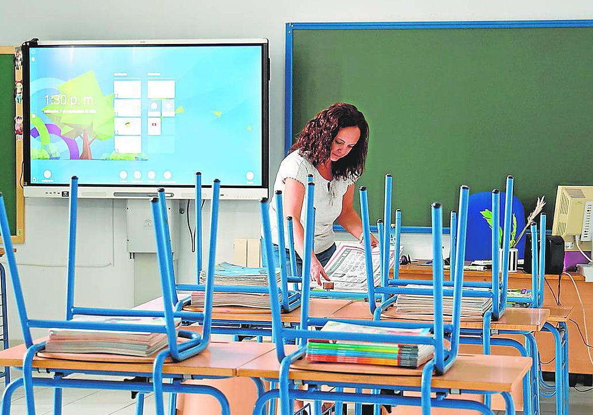 Una profesora en el colegio de Fuente la Lancha