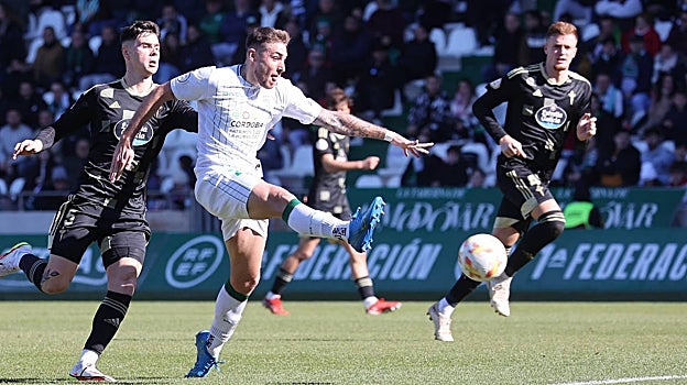 Casas golpea el balón durante el partido en El Arcángel