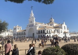 Extraordinario ambiente en El Rocío para celebrar la 'Candelaria' de 2023 , en imágenes