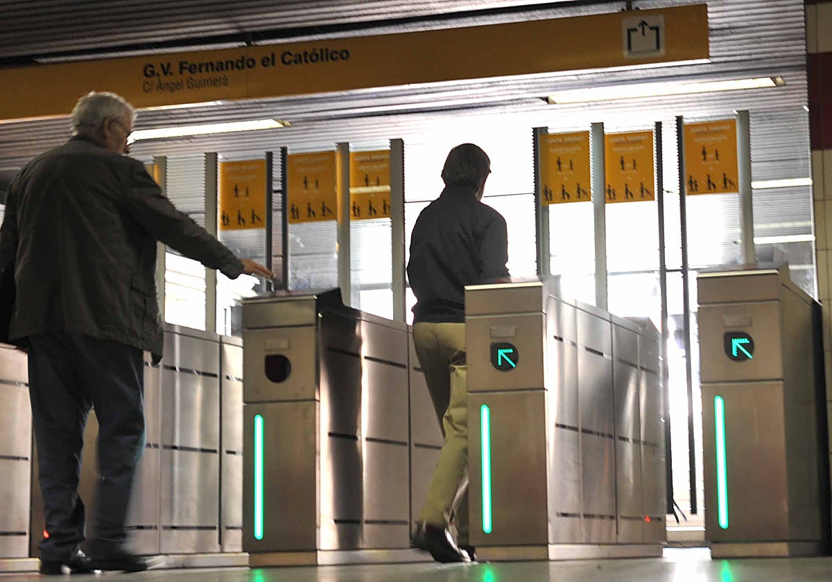 Imagen de archivo de dos usuarios de Metrovalencia