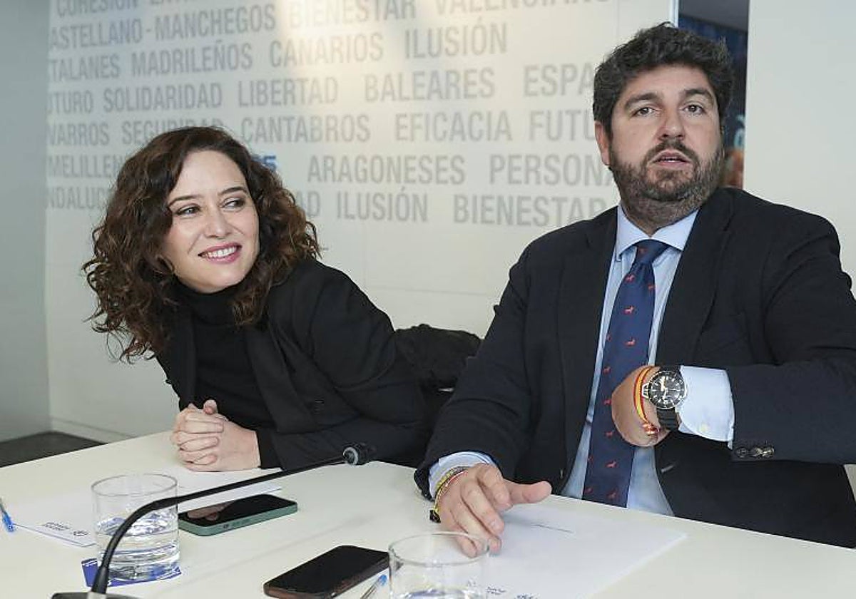 La presidenta del PP de Madrid, Isabel Díaz Ayuso, junto al presidente de Murcia, Fernando López Miras, en el Comité Ejecutivo del PP