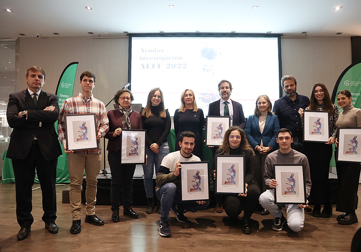 Los investigadores de la AECC de 2022 posan con su reconocimiento