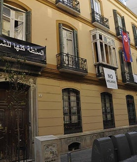 Imagen secundaria 2 - IIIIIUna de las polémicas muestras desarrolladas en la Casa Invisible, con la enseña nacional ahoracada (arriba)