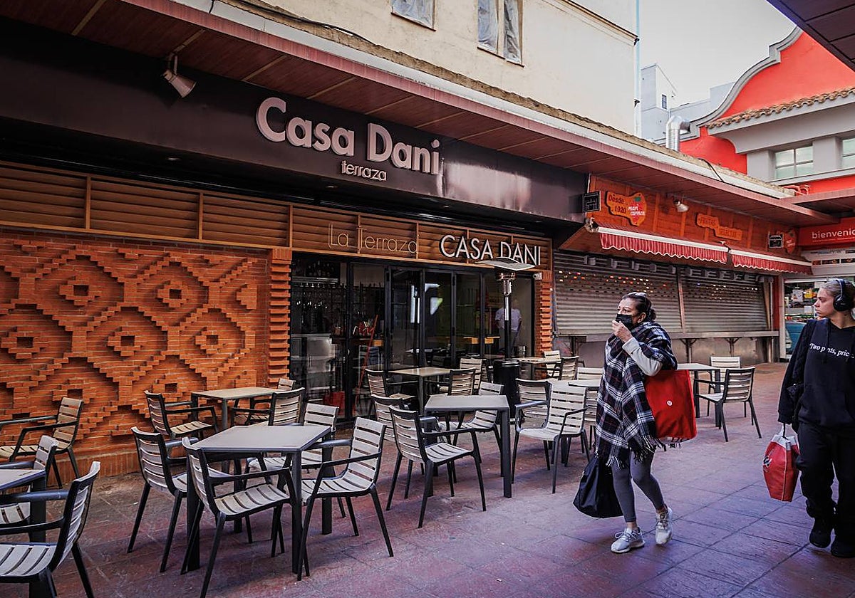 Terraza del bar Casa Dani, ayer, cerrado por un brote de salmonella