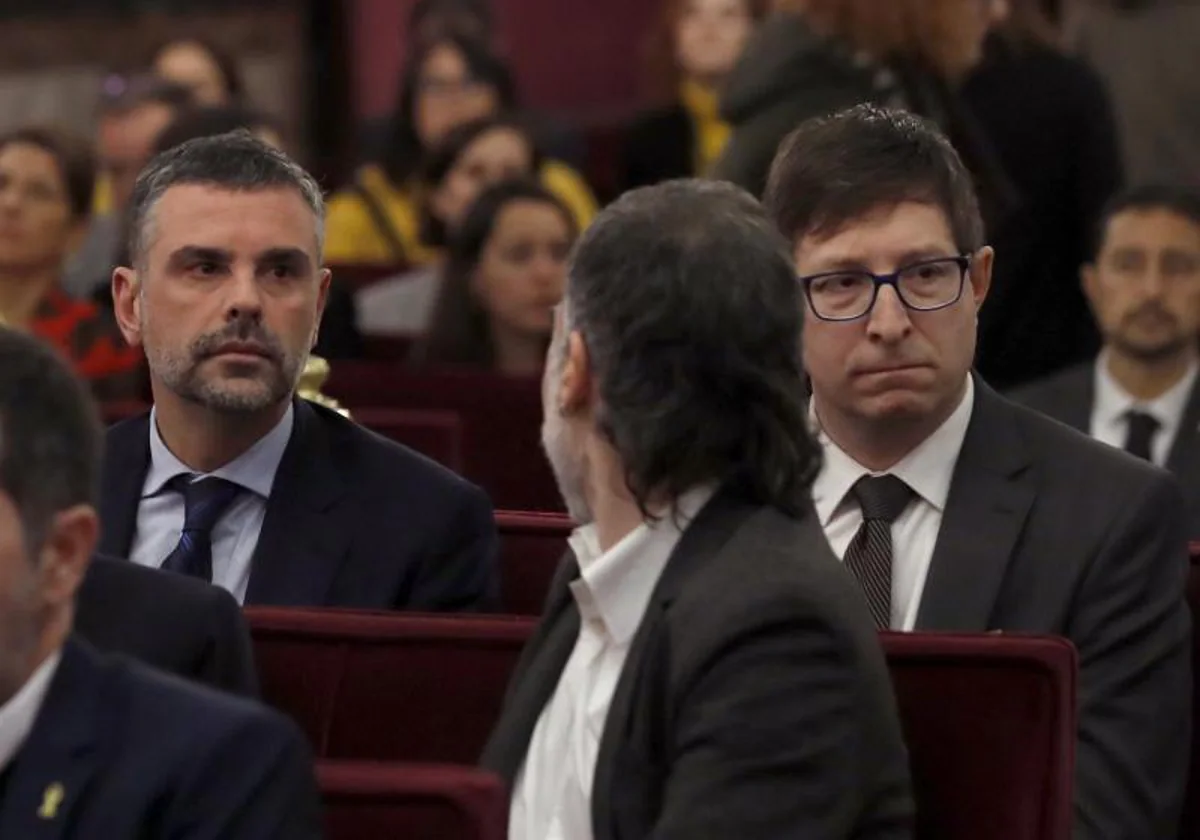 Carles Mundó, a la derecha, al lado de Santi Vila, sentados en el banquillo de los acusados durante el juicio del 'procés' ante el Tribunal Supremo
