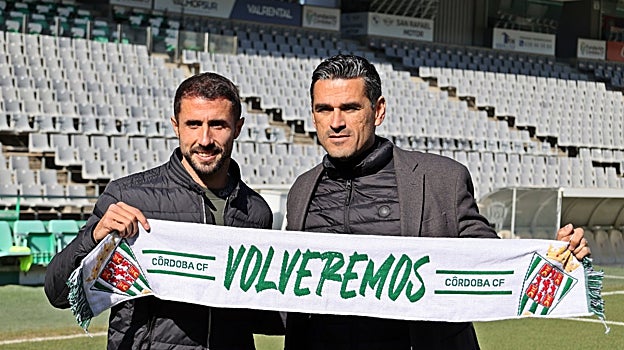 Canario posa junto a Juanito en el césped de El Arcángel