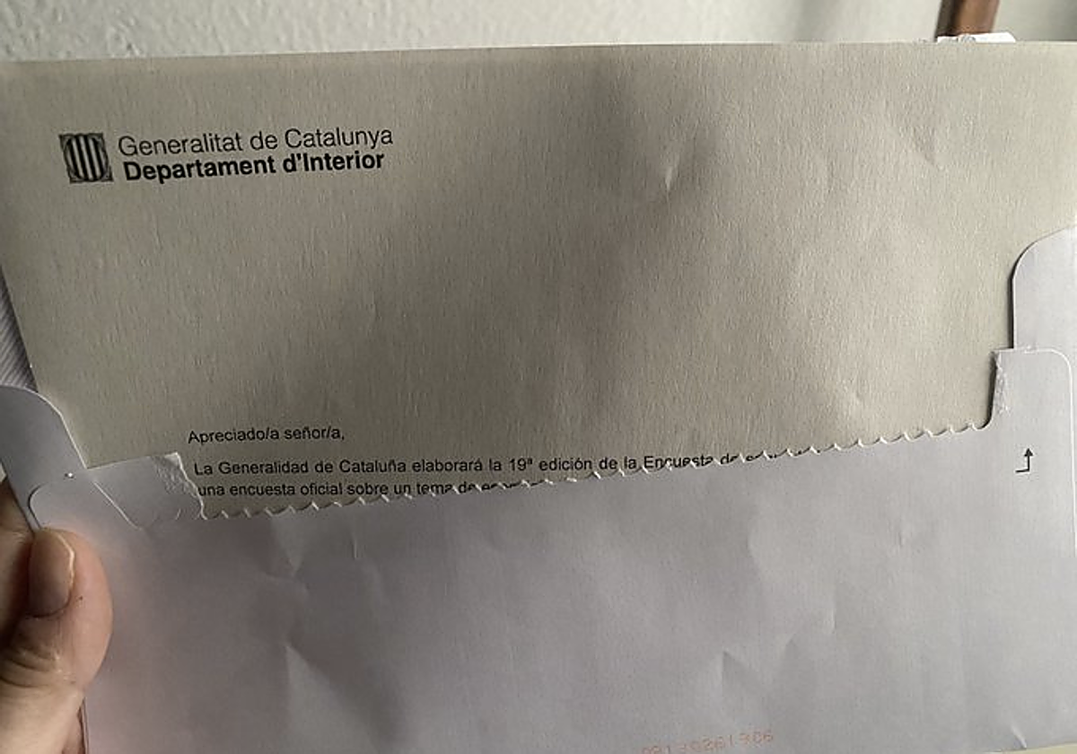 Imagen mostrada por Elisenda Paluzie en su cuenta de Twitter para demostrar que al abrir la carta, el primer idioma que se lee es el español