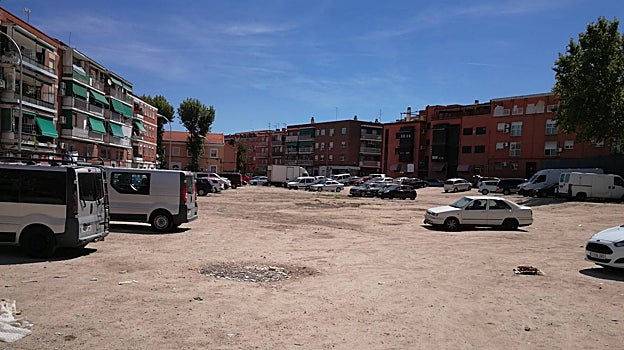 Imagen antes - El jardín de La Luz ocupa el solar que se utilizaba como aparcamiento irregular