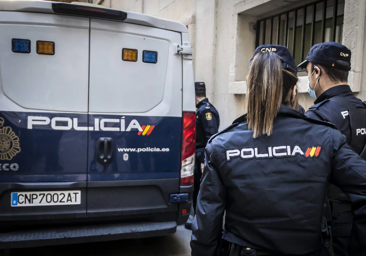 Piden 21 años de cárcel para dos hombres por forzar a hacer un trío a una  chica en Alicante