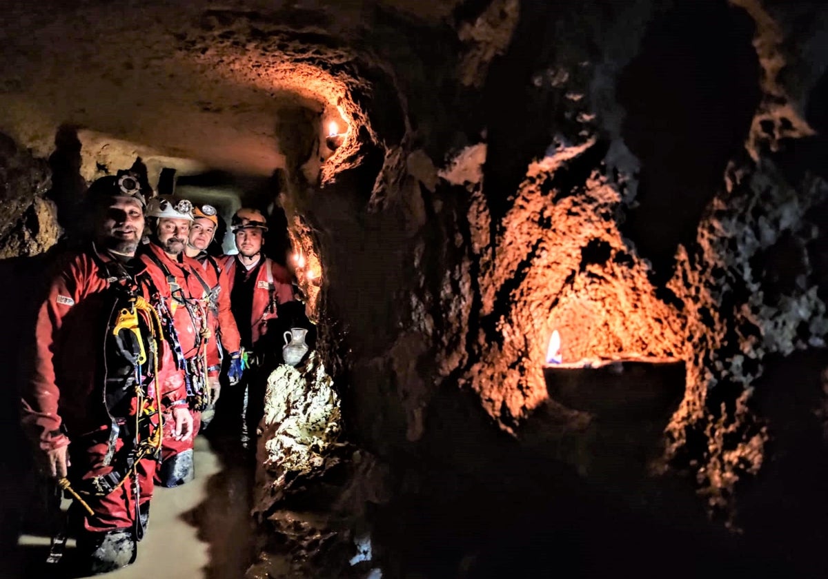 Miembros de la Asociación Andaluza de Exploraciones Subterráneas en una de las galería