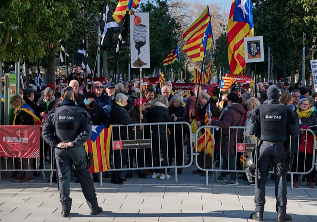 Manifestantes que se han concentrado en el Fórum para protestar contra la presencia de Felipe VI