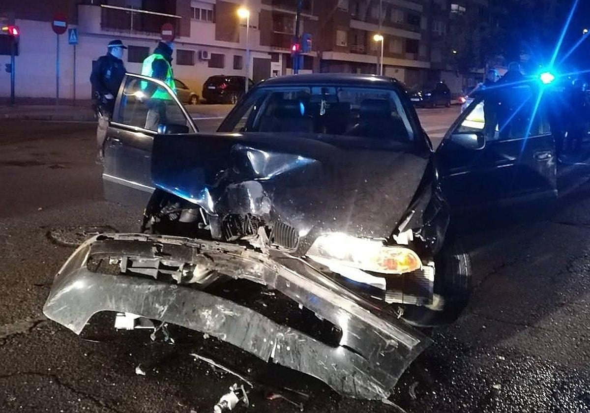 Estado en el que quedó el vehículo tras chocar contra una farola
