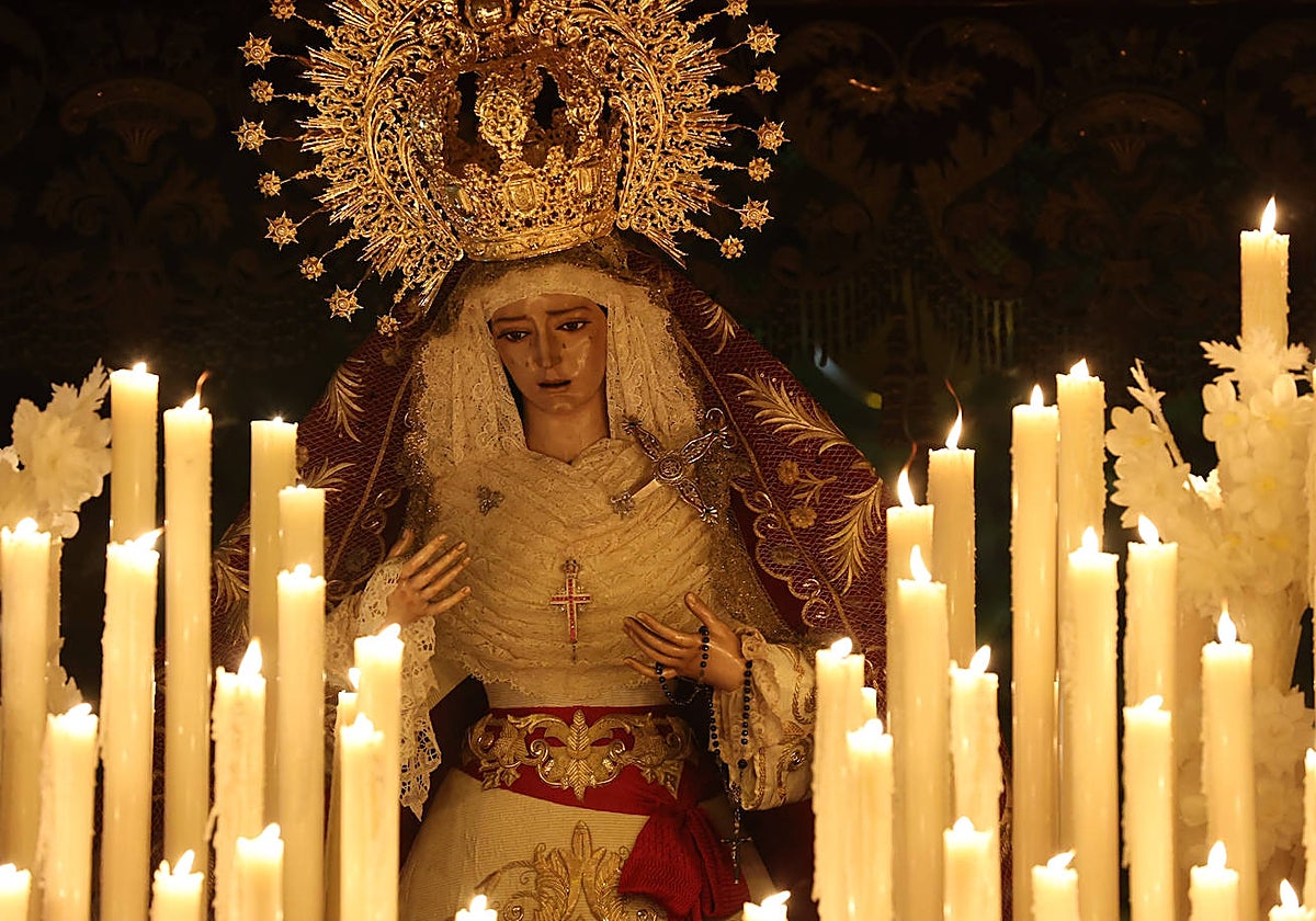La Reina de los Mártires, durante su estación de penitencia la Madrugada de 2022
