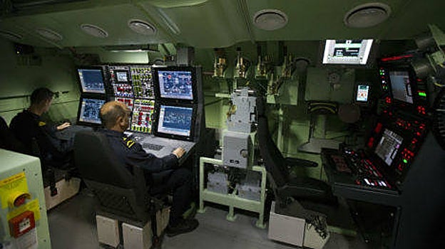 Consolas de control, en un simulador de Indra del que dispone ya la Armada