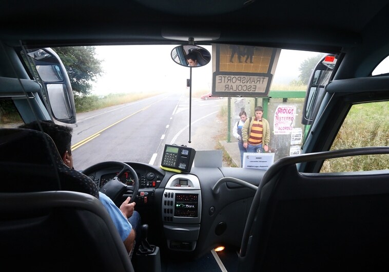 Choque entre un coche y un autobús escolar con 30 menores a bordo en Galicia