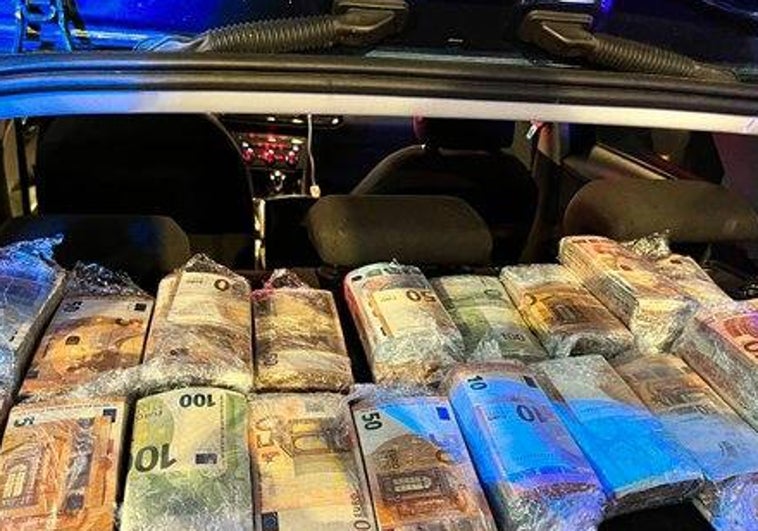 Sorprendidos dos chinos con 200.000 euros sin declarar en la Gran Vía: «Son para pagar a unos proveedores»