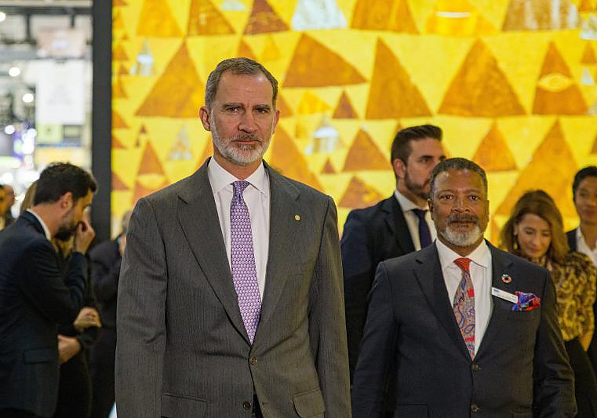 Don Felipe, esta mañana junto al director del ISE, Mike Blackman