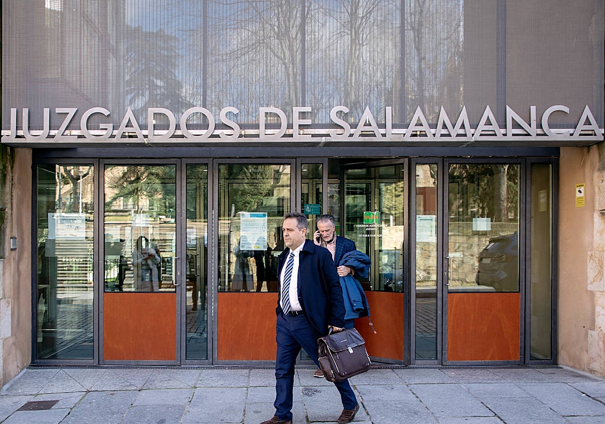El abogado de la parte demandante en el caso del PP, Enrique Herrera, a la salida de los juzgados