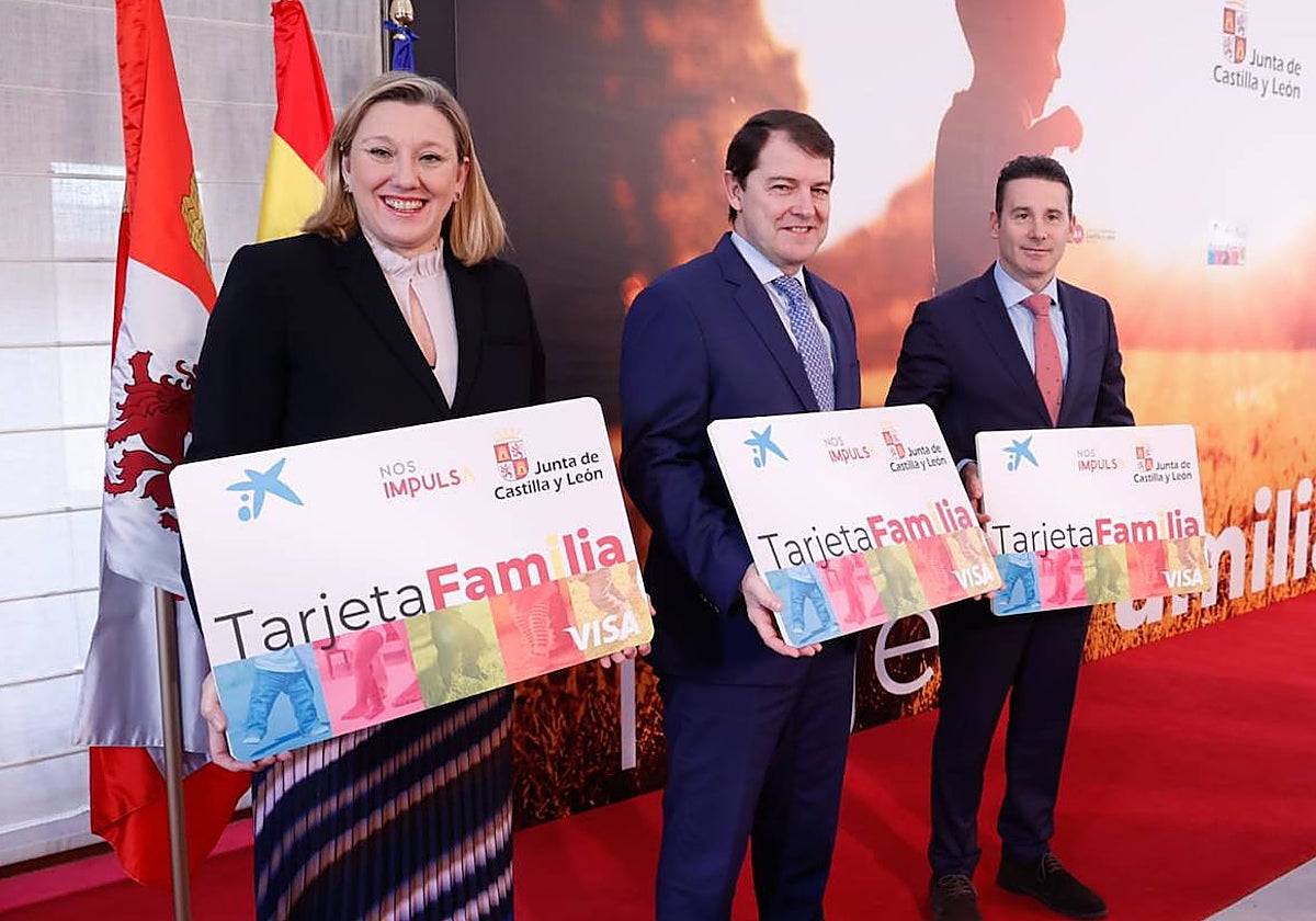 El presidente de la Junta, la consejera de Familia y el director de instituciones de Caixabank durante la presentación del Bono Nacimiento