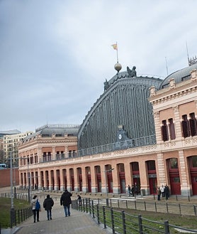 Imagen secundaria 2 - Arriba, fotomontaje del nuevo aspecto que tendrá el acceso a la estación de Atocha tras la remodelación. Abajo, estado actual del acceso por la marquesina principal y desde un lateral
