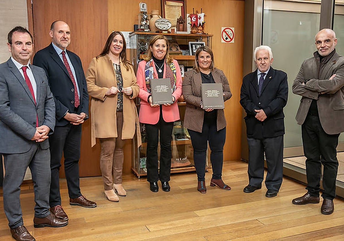 Rosa Ana Rodríguez, entre Marta Garrido y Tita García, alcaldesas de Gamonal y Talavera, respectivamente