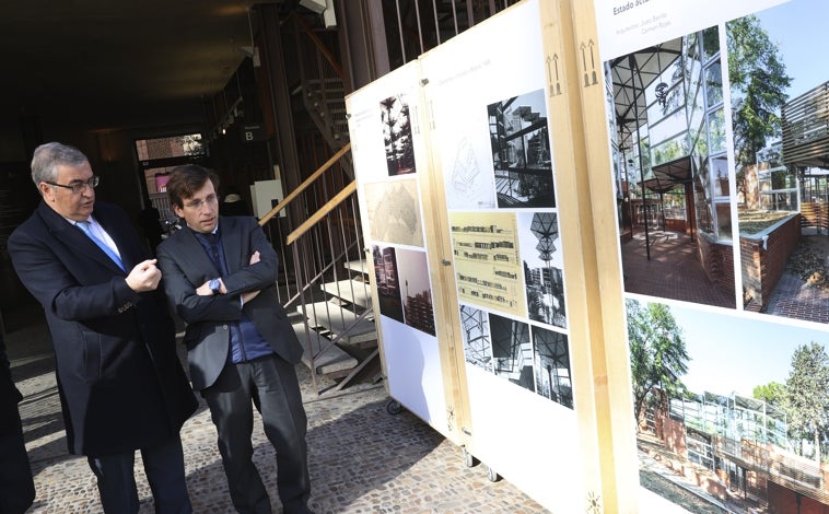 Imagen principal - Diversos momentos de la presentación, mapa de Teixeira y página del volumen