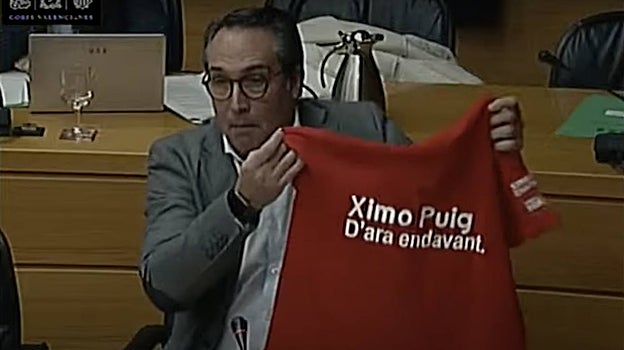 Imagen del diputado del PP Rubén Ibañez, este miércoles, con una de las camisetas de las primarias del PSPV en 2008