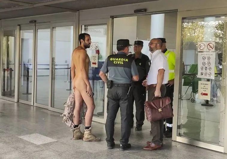 El nudista de Valencia se libra de ser sancionado por un «vacío legal» y podrá seguir yendo desnudo por la calle