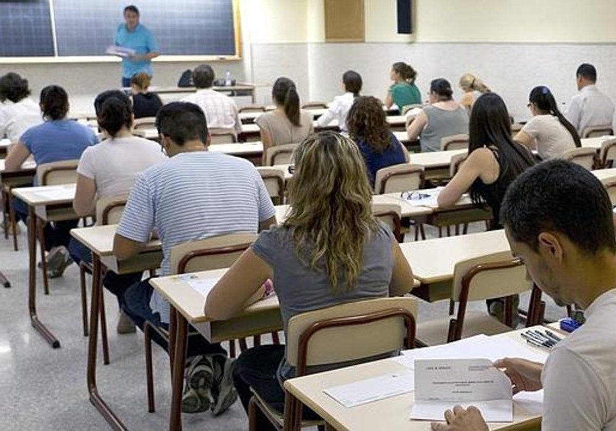 Opositores durante un examen