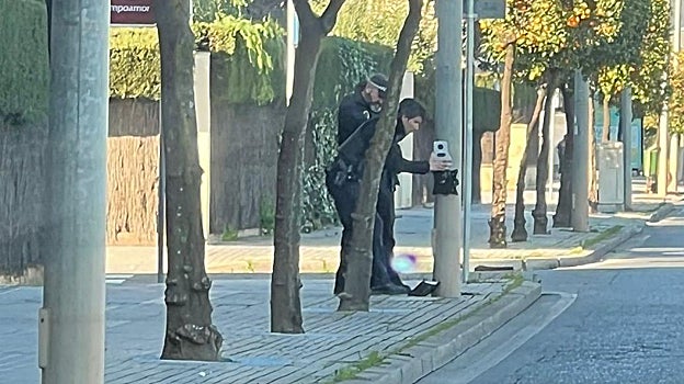 Dos agentes colocan el radar láser en una farola de la avenida la Arruzafilla