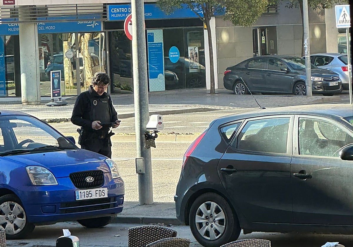 Un agente conecta el radar láser en la avenida Arroyo del Moro en una imagen difundida por redes sociales