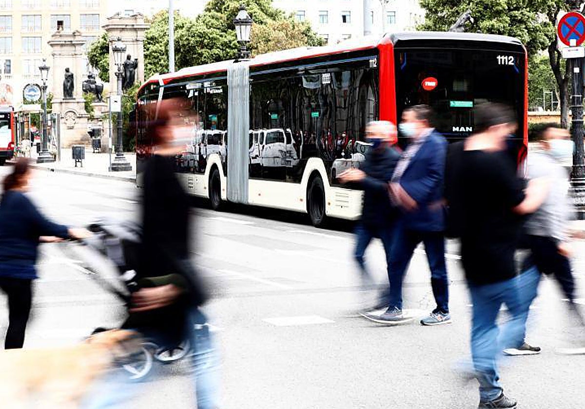 Un autobús y viandantes en una calle de Barcelona